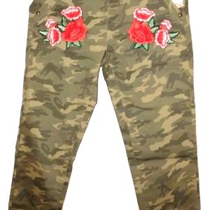 SUKO JEANS Y2K CAPRI POWERSTRETCH CAMOUFLAGE CAMO EMBROIDERED ROSES sz 2 NWT NOS